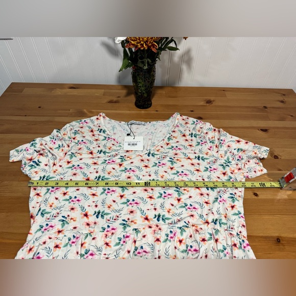 Michelle Mae Sarah Ivory Floral Ruffle Top Size 2X New With Tags - Picture 5 of 7